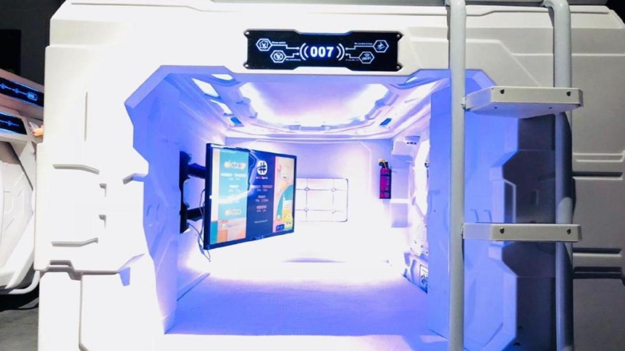 Met A Space Pod At Arab Street Singapore Exterior photo